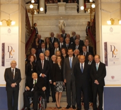 Fotografía de grupo de Sus Majestades los Reyes en las escaleras de la Academia con los miembros de la Real Academia de la Lengua